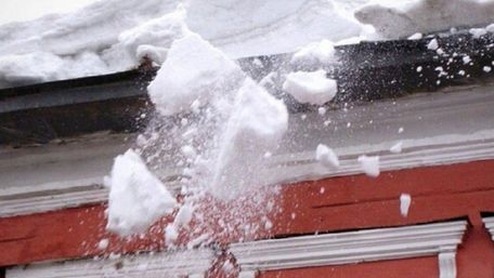 Львів’янин відсудив у комунальників 57 тис. грн через падіння снігової брили на авто 