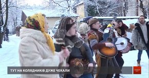 Ведучі Люкс FM пішли до своїх слухачів із вертепом