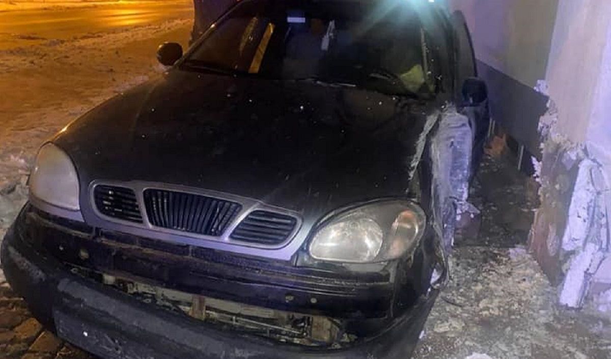 П’яний водій Daewoo Lanos без прав в’їхав у багатоповерхівку у Львові