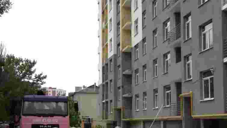 26-річна жінка вистрибнула з восьмого поверху будинку на околиці Тернополя