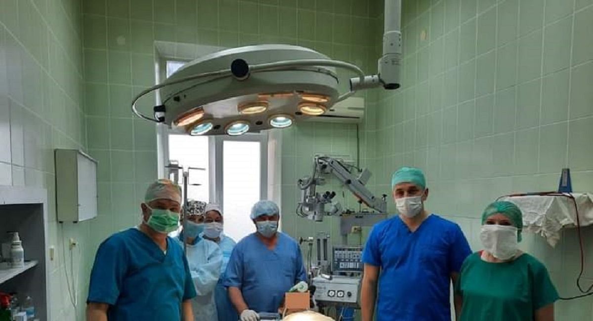 Закарпатські лікарі пришили хлопцеві розчавлену деревом руку