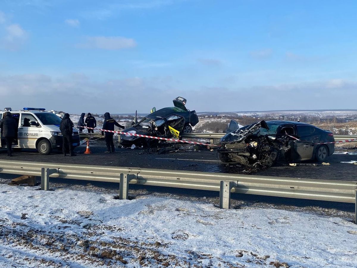 Троє людей загинули в лобовій ДТП з таксі біля Харкова