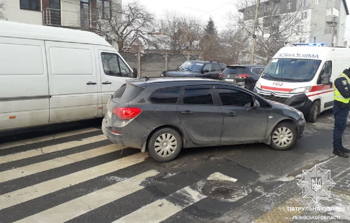 На пішохідному переході у Львові автомобіль збив жінку