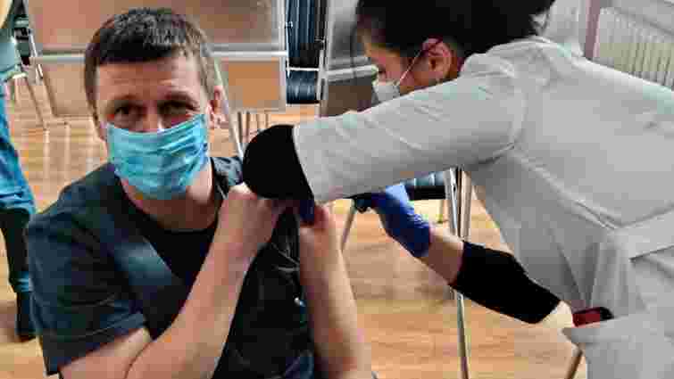 Понад 100 медиків «чорнобильської лікарні» отримали бустерну дозу вакцини