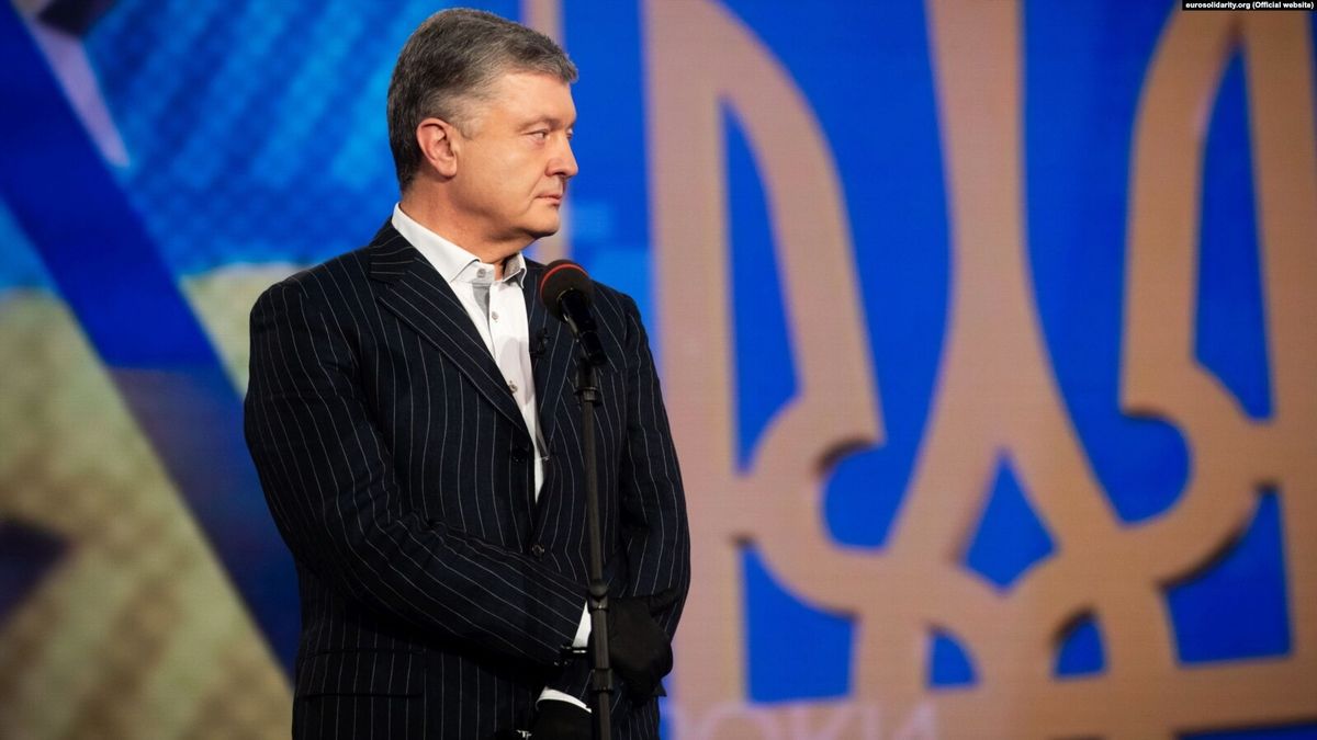Адвокат Порошенка заявив, шо екс-президента не викликали до суду