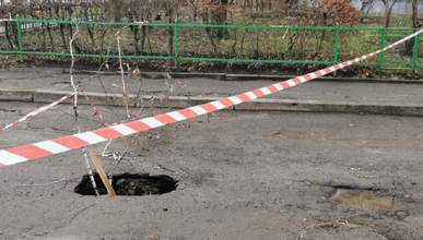 Пошкодив машину на розбитій дорозі, що робити?