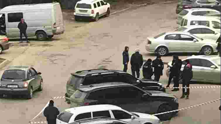 У центрі Чернівців 22-річний чоловік обстріляв водія припаркованого BMW