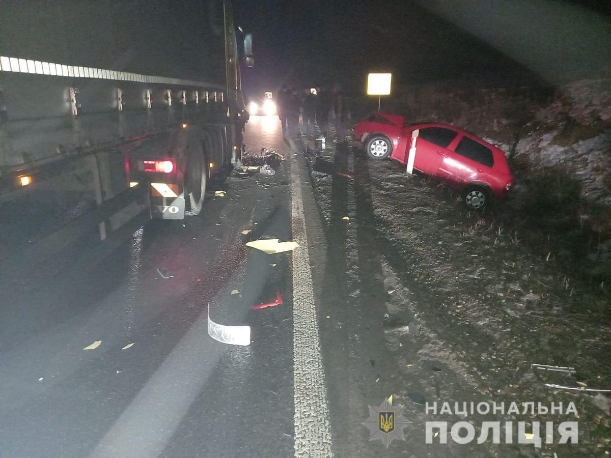 У лобовій ДТП із фурою під Мукачевом постраждали двоє людей