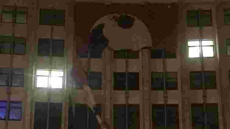 Шквальний вітер порвав банер з Бандерою на будівлі Тернопільської облради