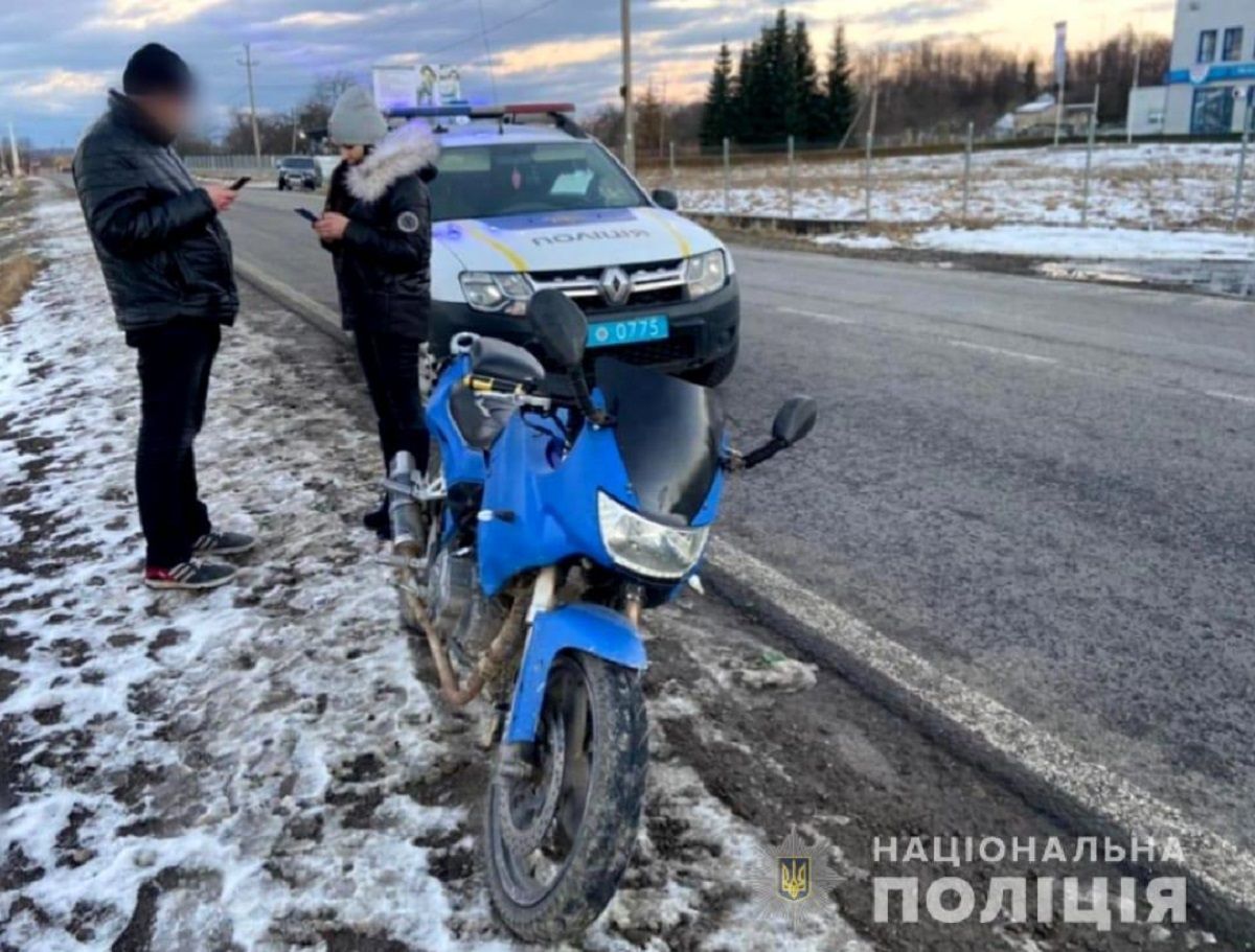 П’яний водій скутера на Прикарпатті жбурнув у автомобіль патрульних гроші