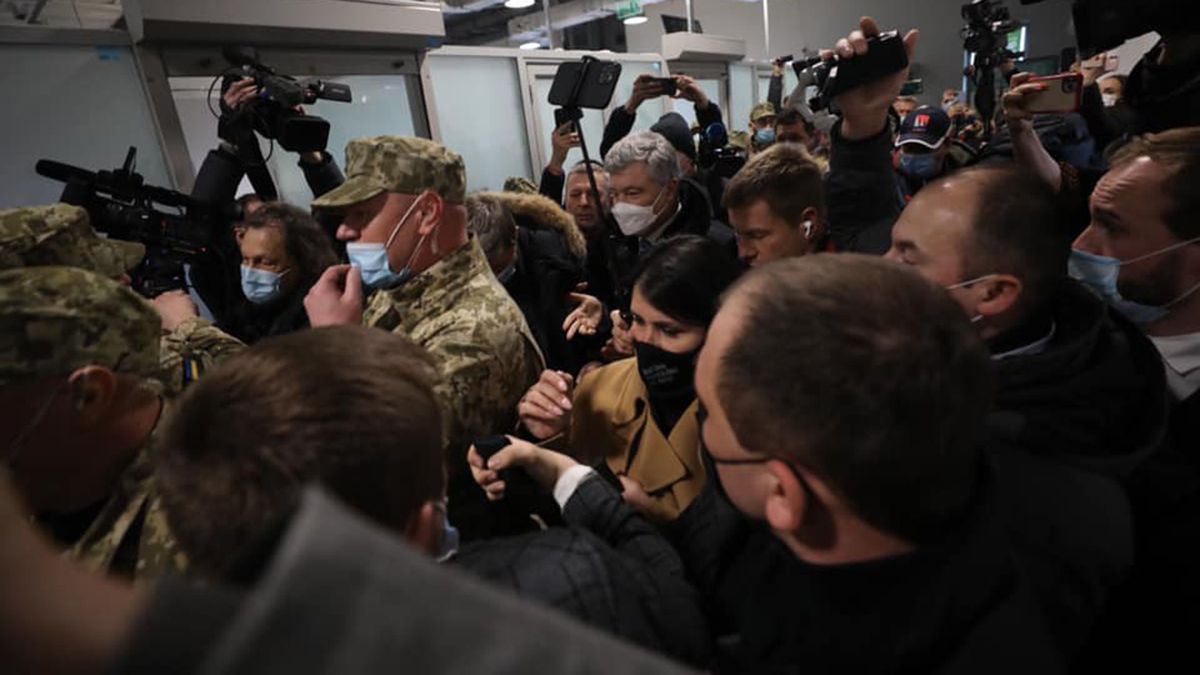 Порошенко повернувся. Йому загрожує арешт у справі про держзраду