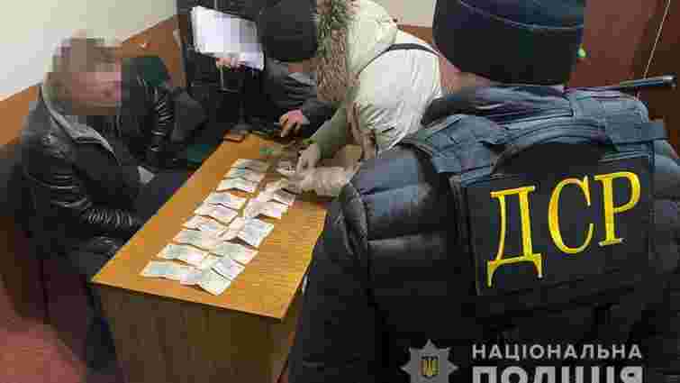 Депутата Тернопільської райради затримали на хабарі у 25 тис. грн