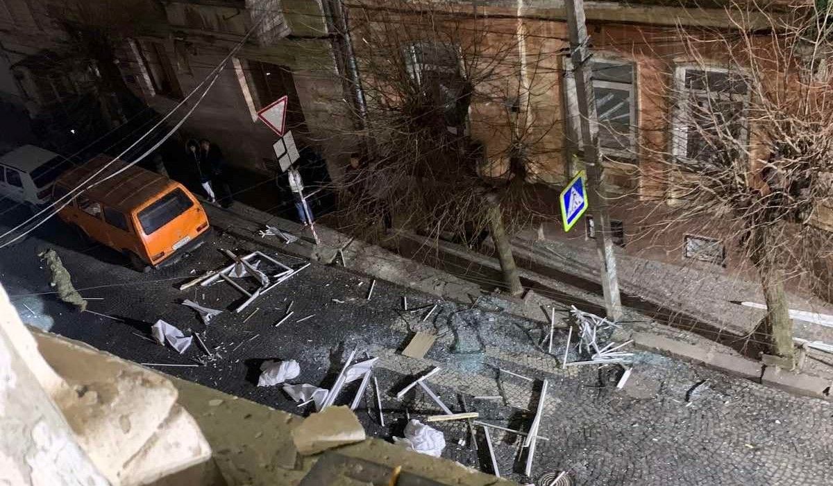 Двоє осіб постраждали внаслідок вибуху у багатоповерхівці у центрі Чернівців