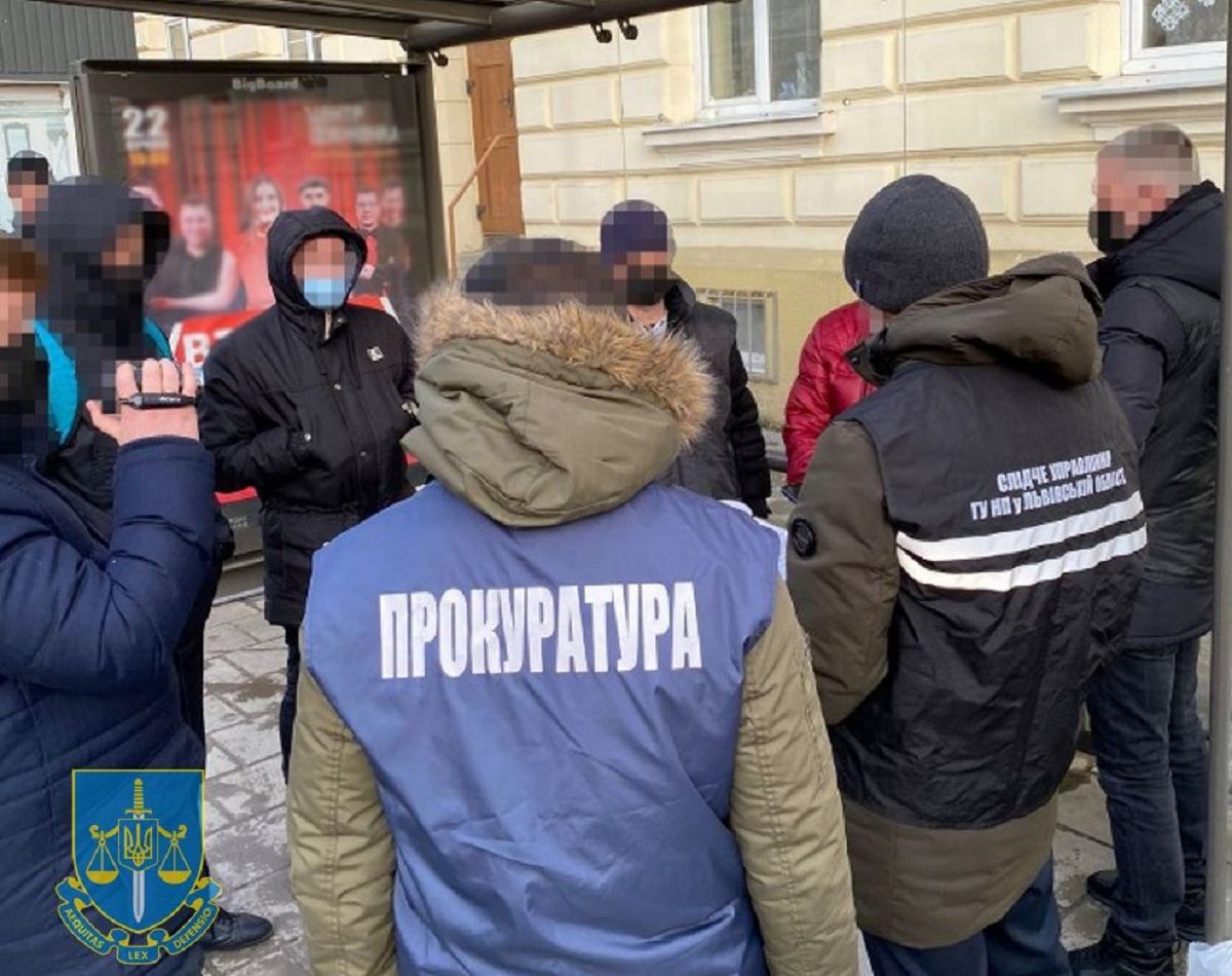 У центрі Львова на хабарі 3000 доларів затримали 47-річного адвоката
