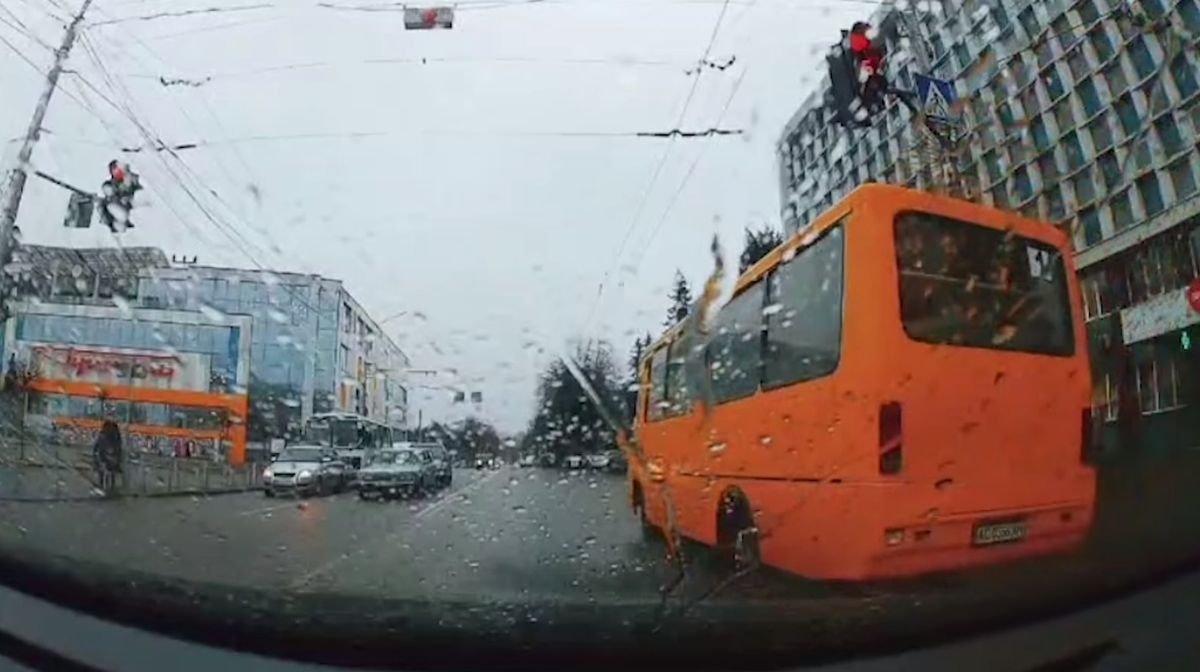 Луцькі патрульні затримали водія маршрутки за їзду на червоне