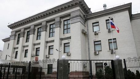 Росія евакуює своїх дипломатів з України, – NYT
