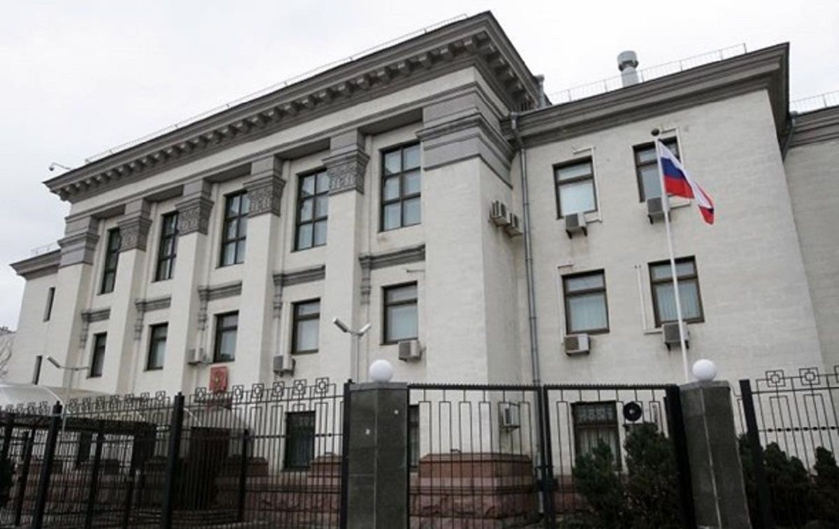 Росія евакуює своїх дипломатів з України, – NYT