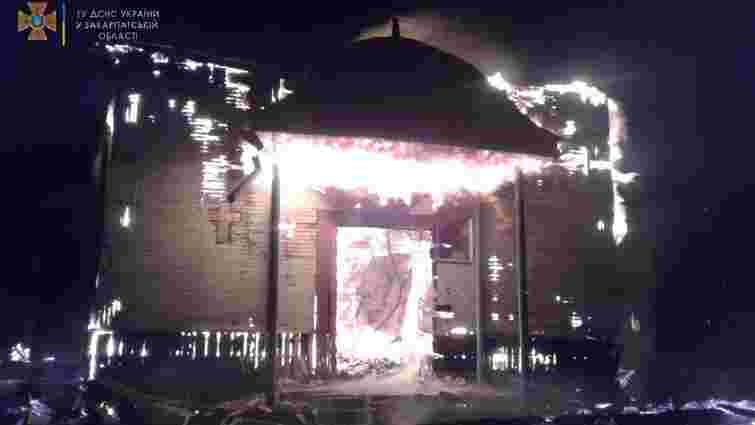 У ранковій пожежі на Закарпатті повністю згоріла дерев'яна церква