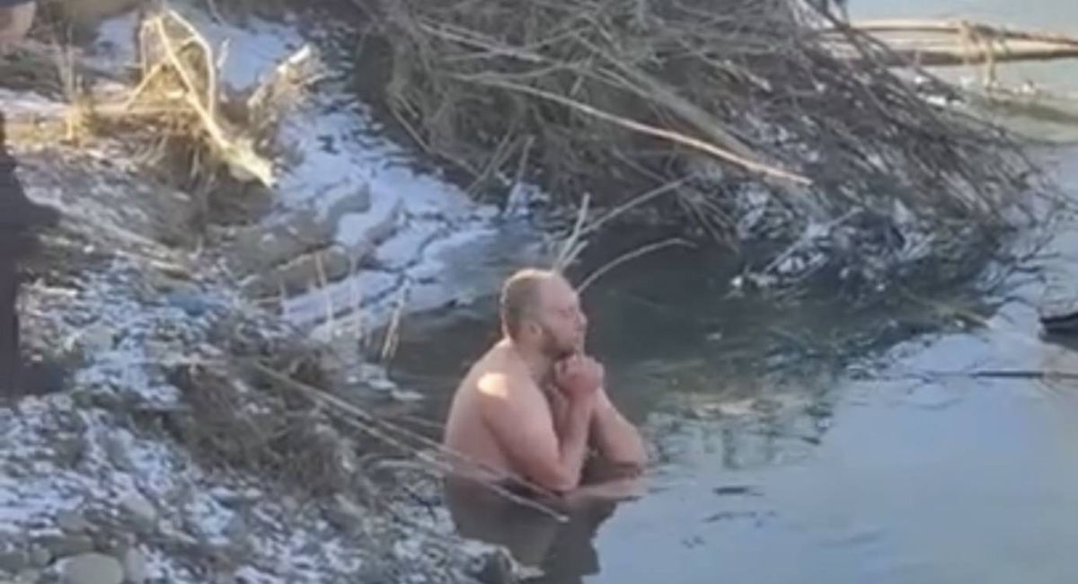 Пʼяного франківця на Водохреща силою витягли з крижаної води

