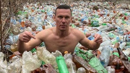 Закарпатський активіст пірнув у річку із заторами з пластикових пляшок