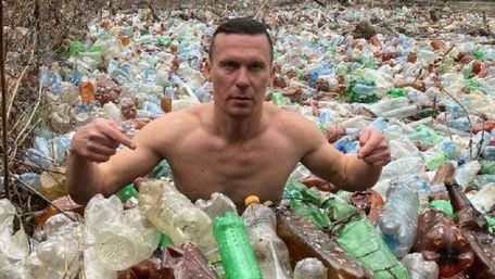 Закарпатський активіст пірнув у річку із заторами пластикових пляшок