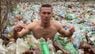 Закарпатський активіст пірнув у річку із заторами пластикових пляшок