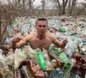Закарпатський активіст пірнув у річку із заторами пластикових пляшок