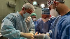 Закарпатські хірурги поміняли місцями відрізані пальці підлітка