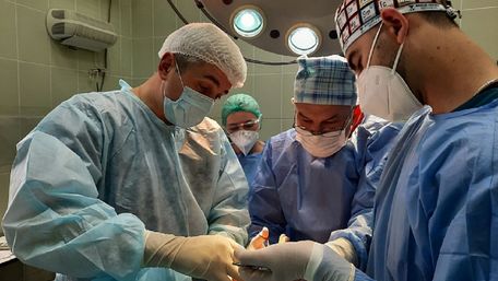 Закарпатські хірурги поміняли місцями відрізані пальці підлітка