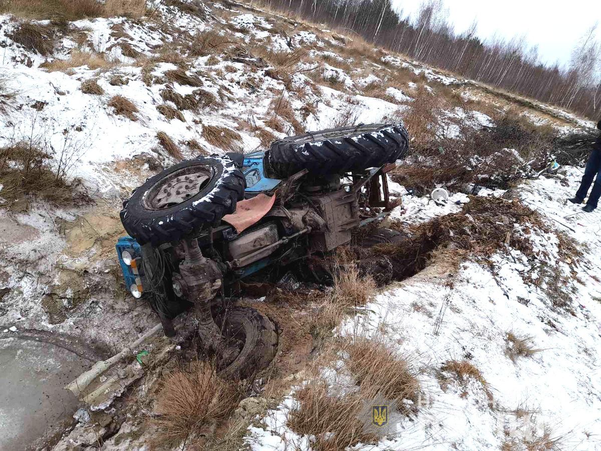 На Рівненщині 21-річний селянин перекинувся на краденому тракторі