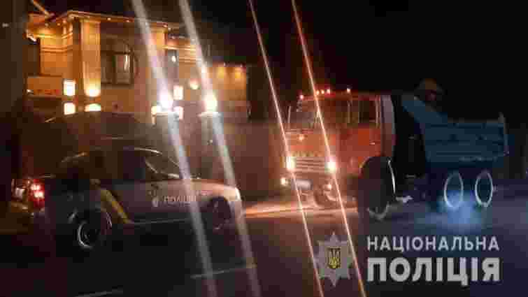 40-річний чоловік випав із кабіни КамАЗа у селі на Буковині