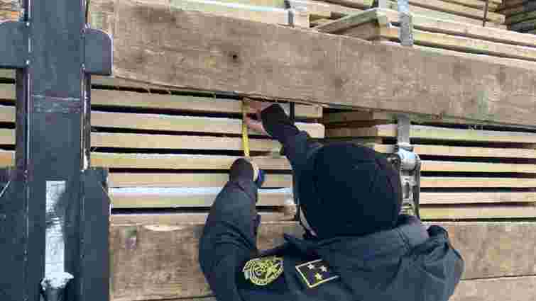 Закарпатські митники конфіскували у підприємця фуру через проблеми з деревиною