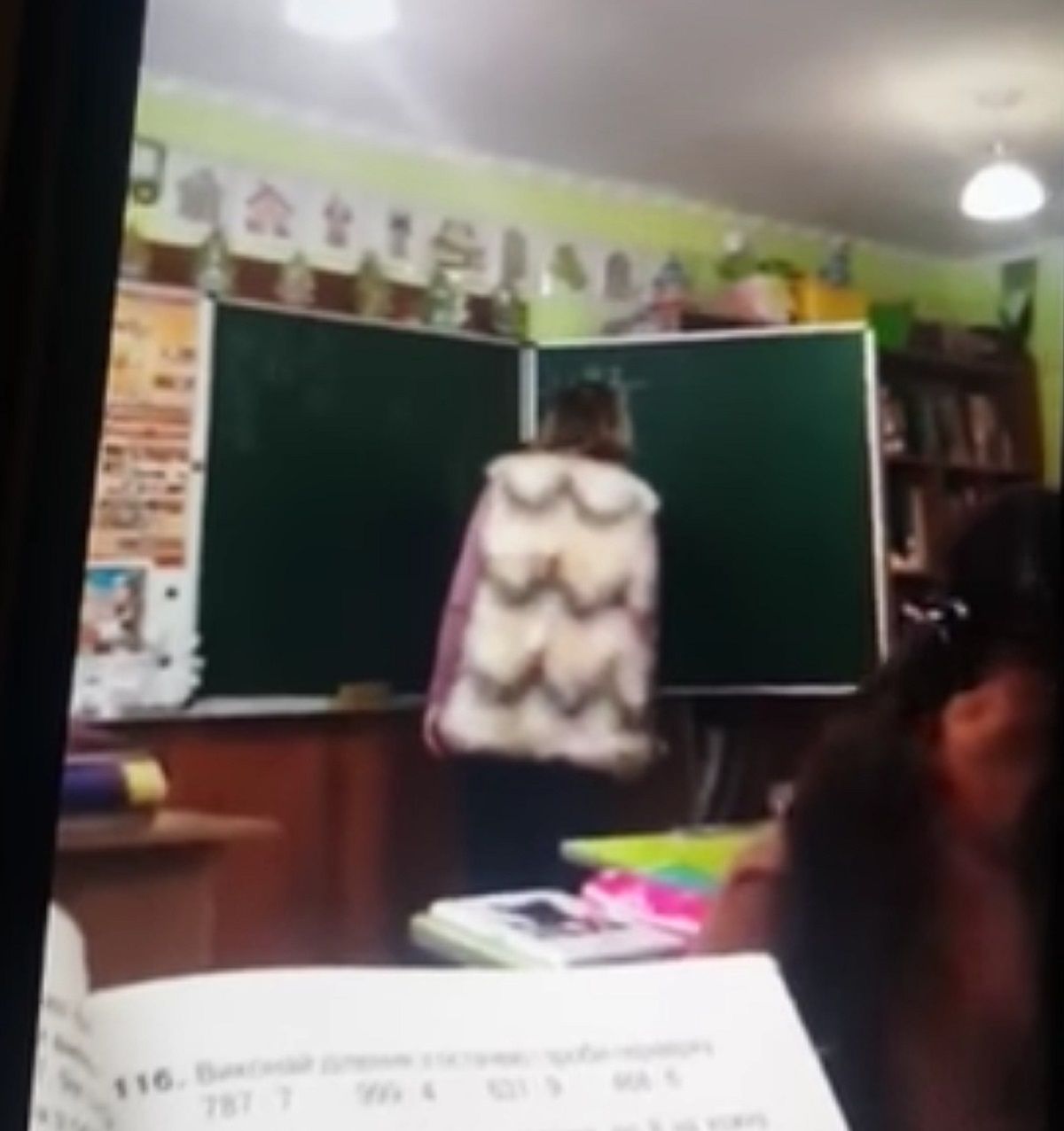 У школі на Закарпатті вчителька била та ображала учня під час уроку