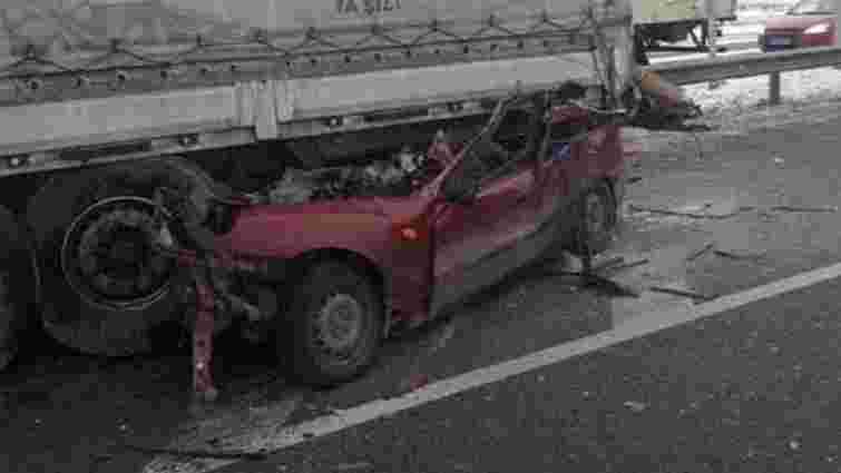 Четверо людей загинули у зіткненні легковика з вантажівкою на Київщині