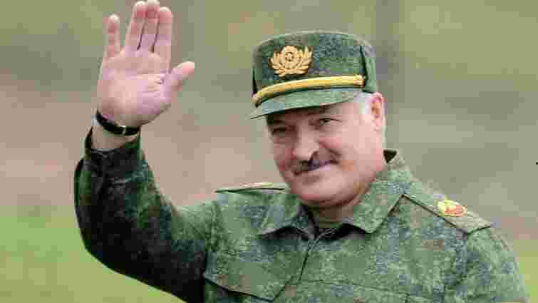 Лукашенко хоче стягнути до кордону з Україною «цілий контингент» військових