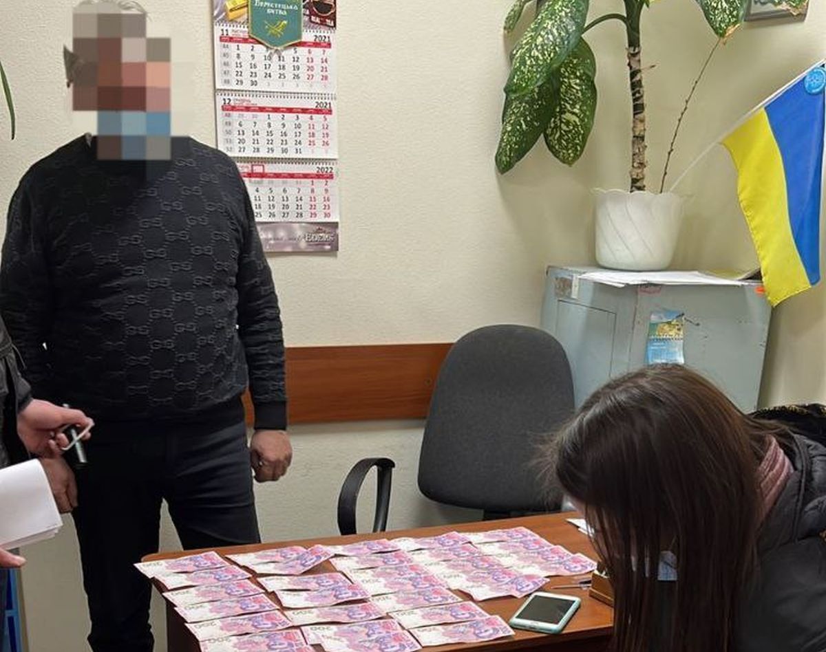 Чиновника Держпродспоживслужби з Рівненщини затримали на хабарі у 8 тис. грн