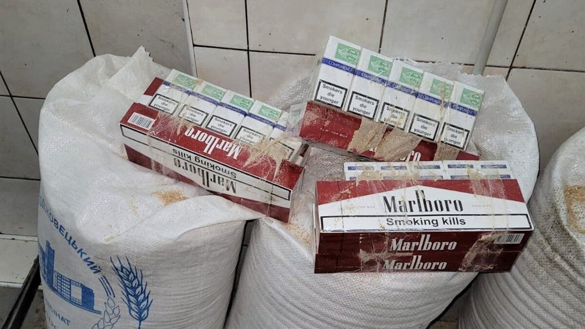 Чернівецькі прикордонники виявили контрабандні сигарети у мішках з пшеницею