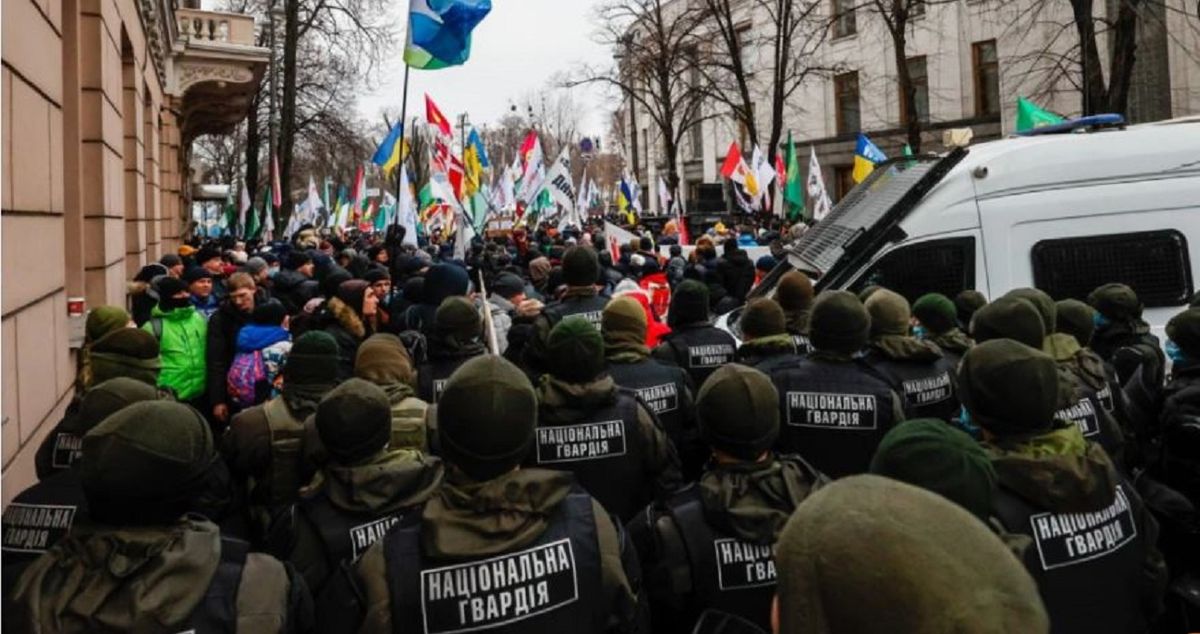 Учасники протесту «SaveФОП» спровокували сутички біля Верховної Ради
