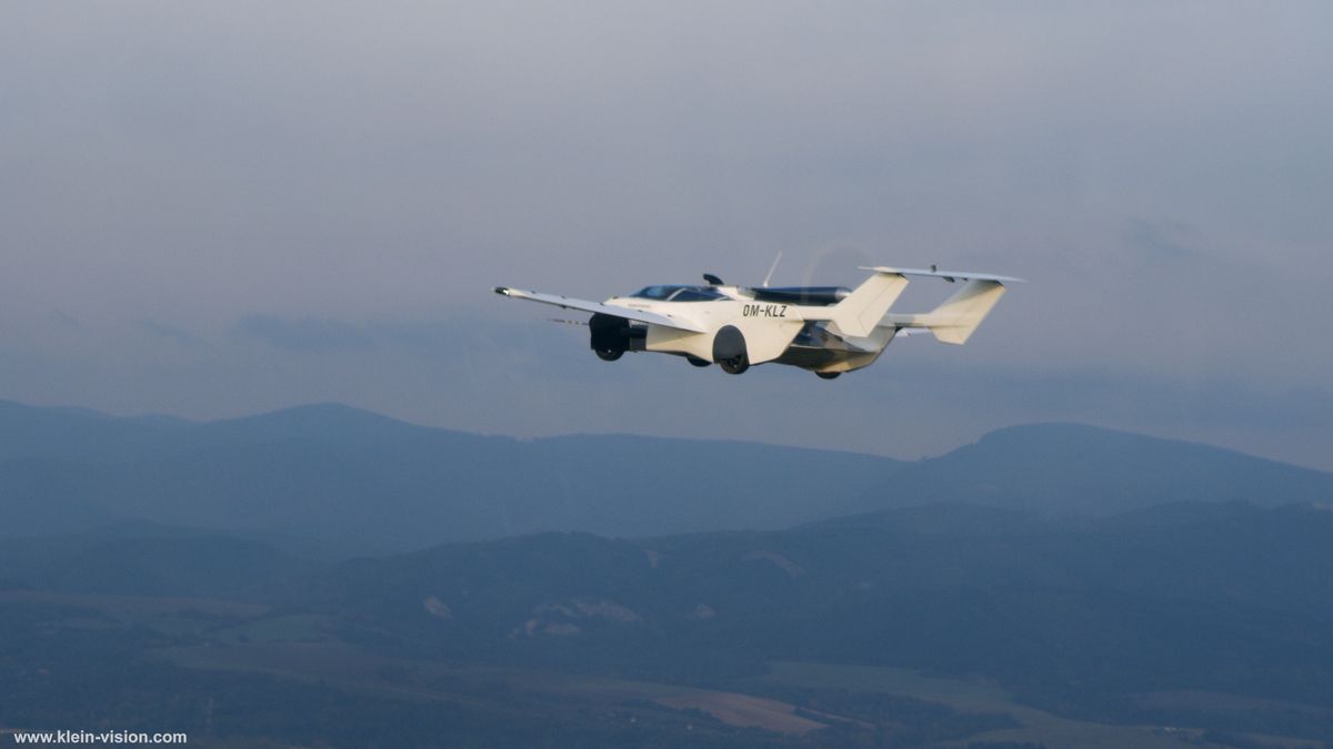 Словаччина сертифікувала летючий автомобіль AirCar