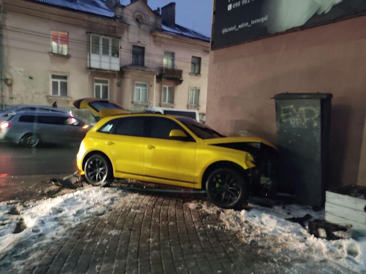 В центрі Тернополя два автомобілі внаслідок ДТП виїхали на тротуар