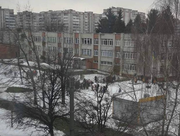 Невідомий знову повідомив про замінування всіх шкіл Львова
