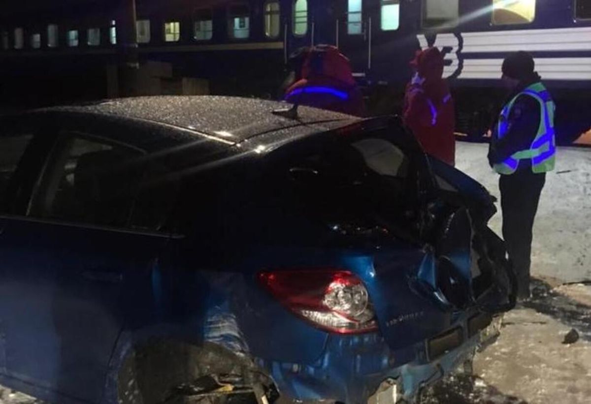 Біля Львова автомобіль Chevrolet вʼїхав у пасажирський поїзд