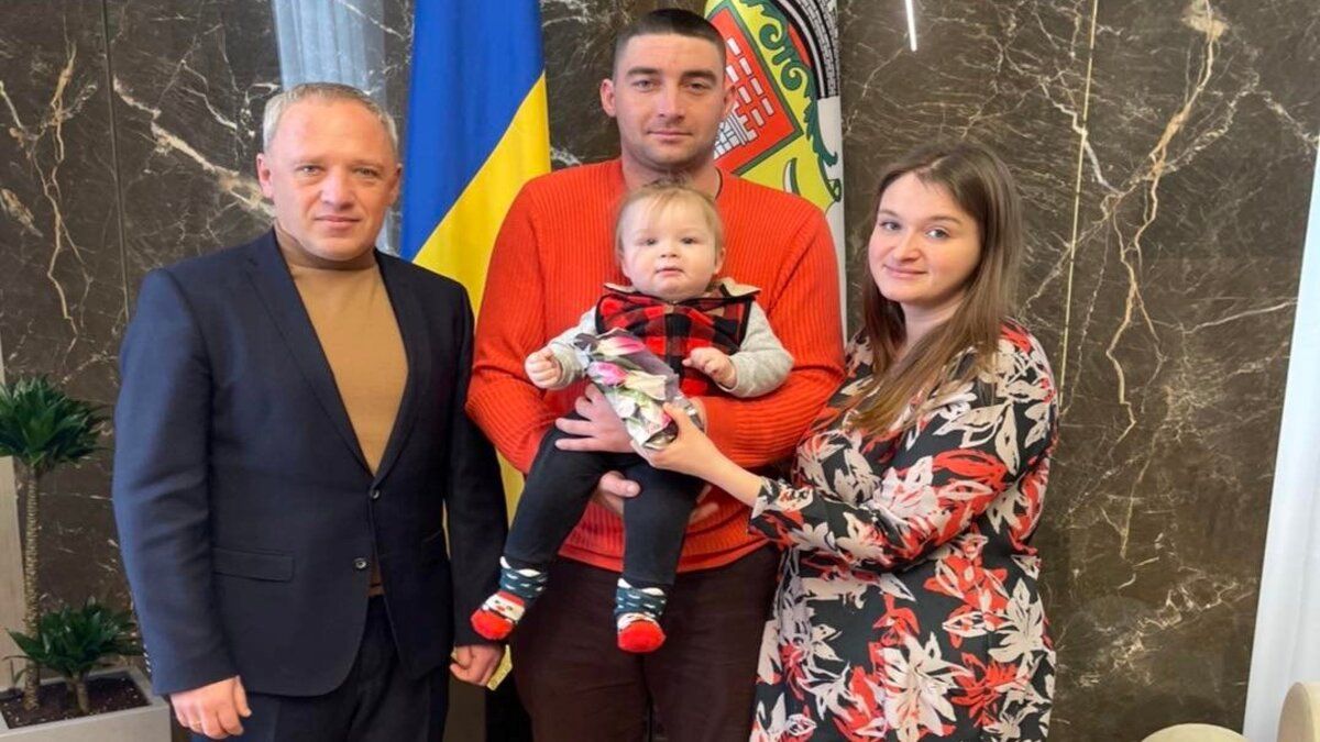 Мер Чернівців віддав свою зарплату на лікування хлопчика зі СМА
