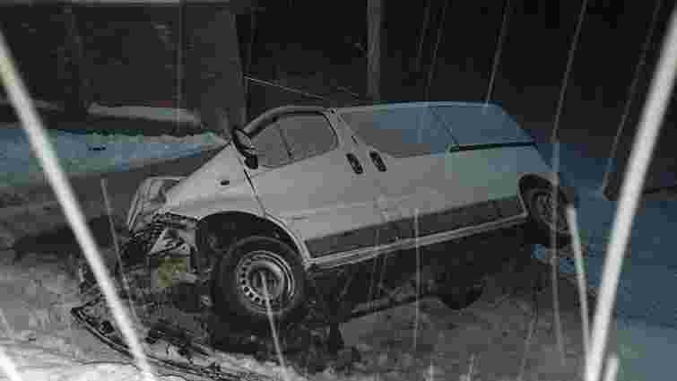 П'яний 25-річний водій перекинув мікроавтобус на Закарпатті, пасажирка загинула