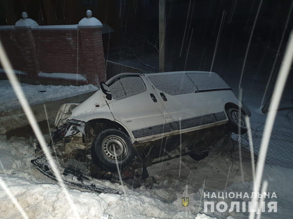 П'яний 25-річний водій перекинув мікроавтобус на Закарпатті, пасажирка загинула