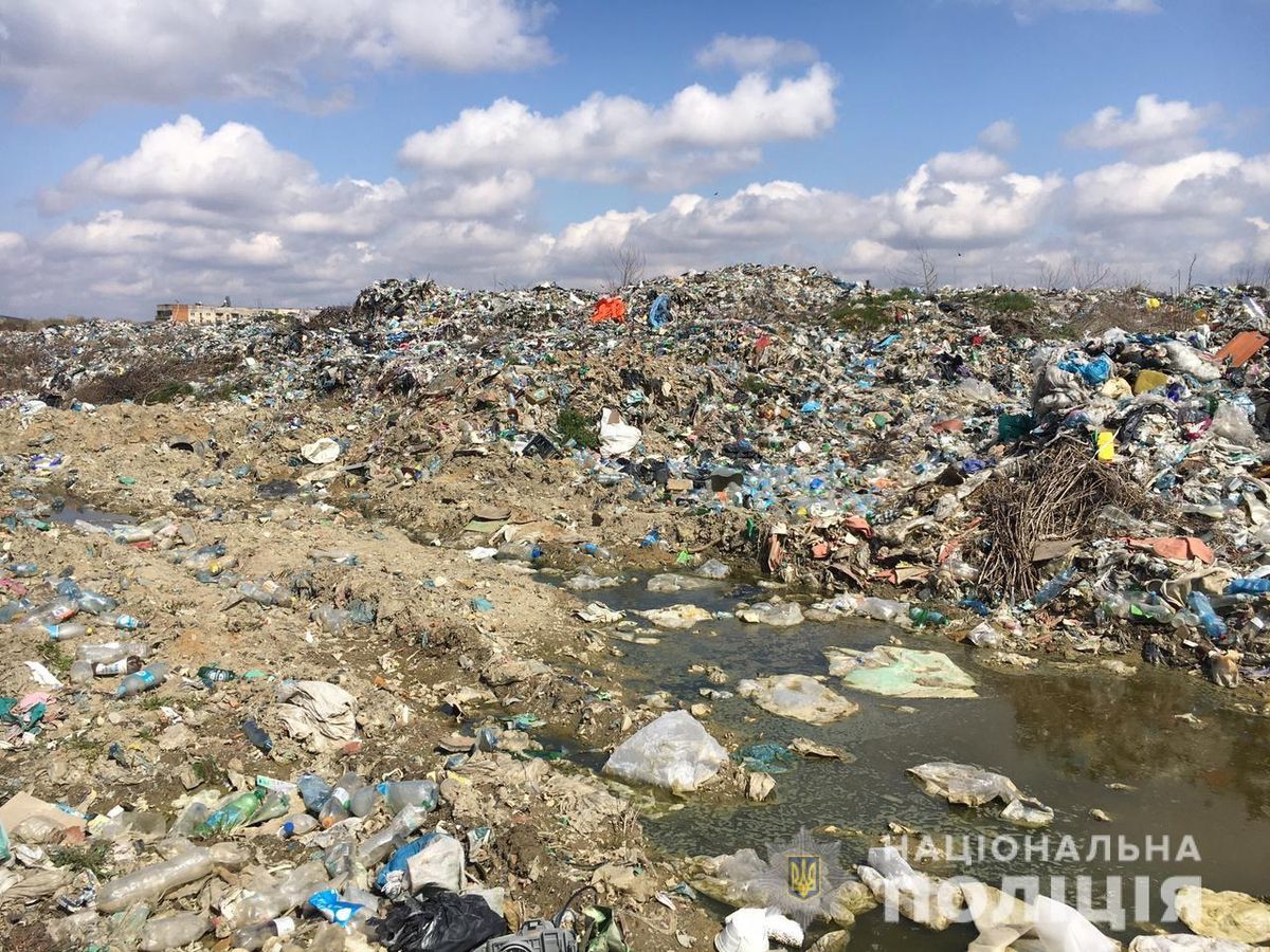 Депутата Берегівської міськради звинуватили у скиданні сміття на землі атовців