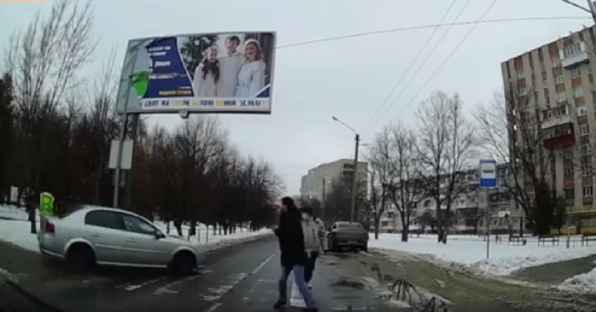 Поліцейські розшукують водія Opel Vectra за їзду по тротуарах у Львові