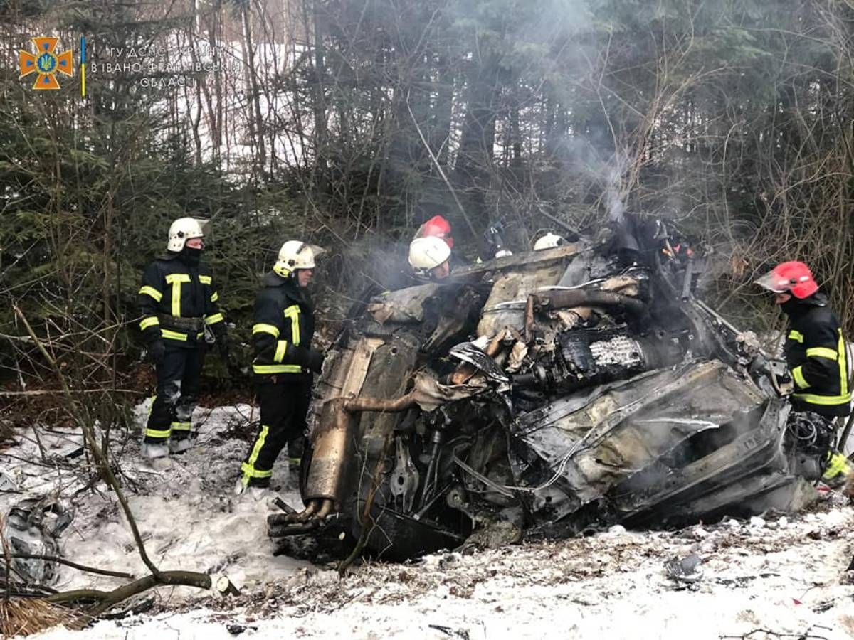 У ДТП з двома мікроавтобусами біля Надвірної загинув водій BMW