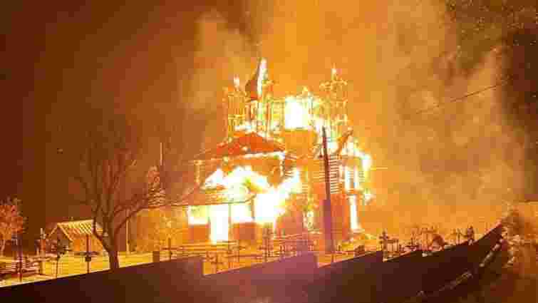 У масштабній пожежі в селі на Буковині згоріла дерев'яна церква УПЦ МП