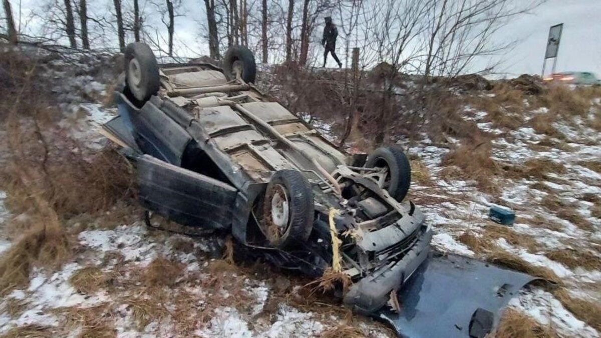 22-річний водій перекинув авто на трасі біля Чернівців
